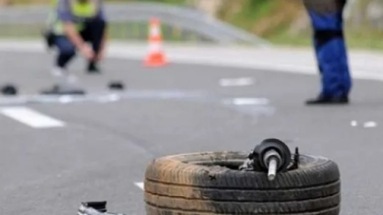 Un accidente de tránsito entre dos coches en Zvecan, una persona pierde su vida