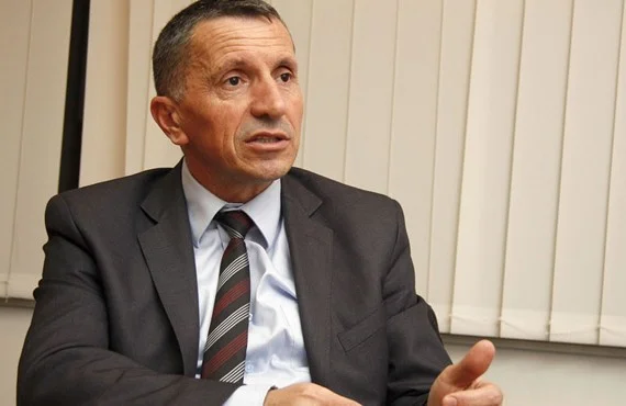 Kamberi pose des questions en langue albanaise au Premier ministre serbe