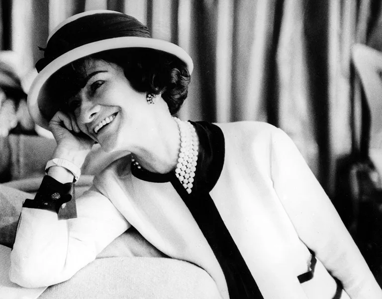 Hier ist eine Sache, die nie aus Mode kommt und die Regeln der Schönheit von Coco Chanel ist.