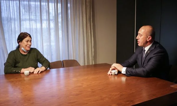 Ramush Haradinaj startet den Tag, indem er ein Foto mit seiner Mutter veröffentlicht