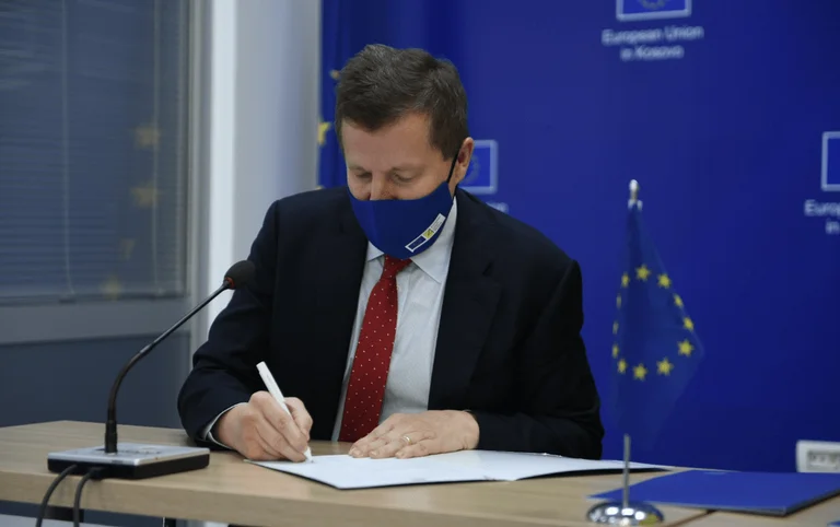 EU Office Chef zeigt, wann COVAX Impfstoff im Kosovo erwartet wird