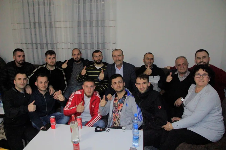 Bekim Haxhiu visite le fan le plus chaud de PDK, Bujar Kokalla