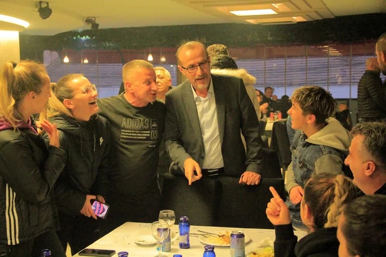 Haxhiu rencontre les athlètes de Mitrovica: présentation de l'initiative pour l'approbation de la loi sur les sportifs et les artistes