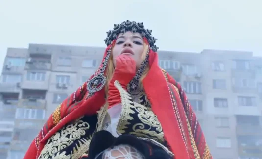 Rita Ora in Panno Nazionale Albanese sul Nuovo Progetto Video