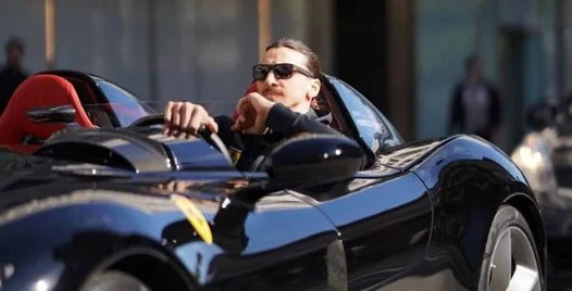 Zlatan Ibrahimovic presenta la nuova Ferrari, il prezzo dell'auto è folle