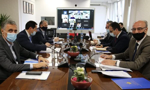 Miembros de las comisiones permanentes del Consejo Fiscal de Kosovo