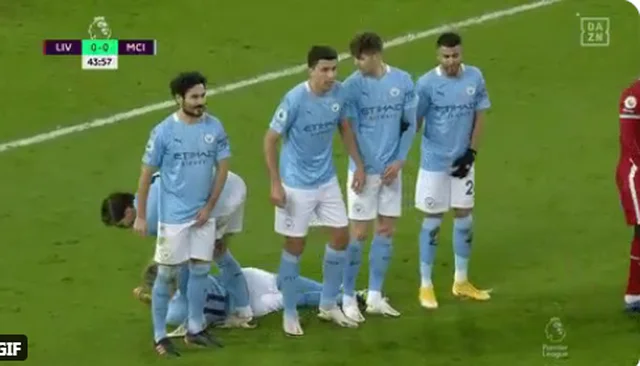 Traîner votre coéquipier, voilà l'ambiance de l'équipe de City pendant le match.