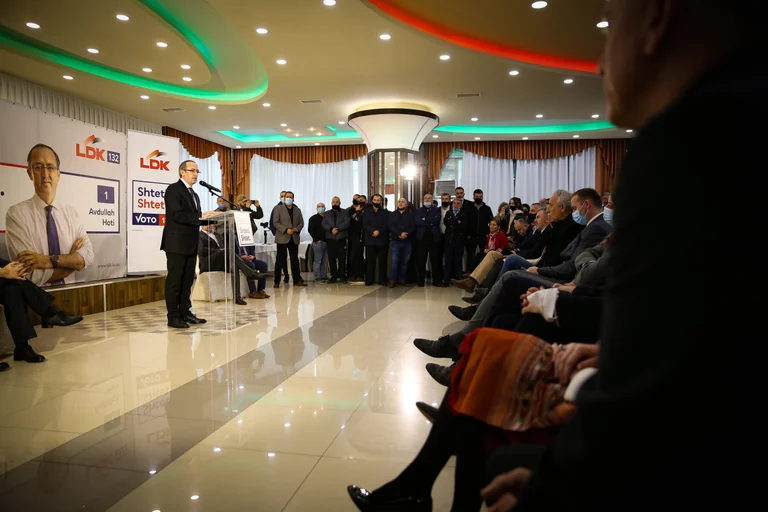Hoti a présenté le plan de liaison ferroviaire Pristina-Durres