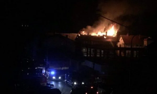 Vue de la maison couverte par le feu la nuit dernière à Pristina (Vidéo)