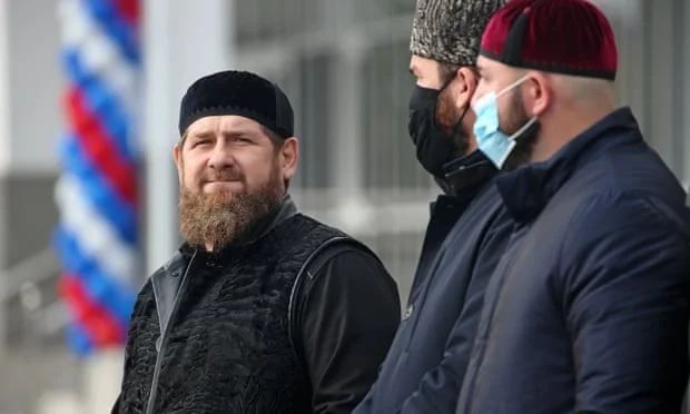La Tchétchénie accuse deux gays de terrorisme : Moscou aide avec leur emprise