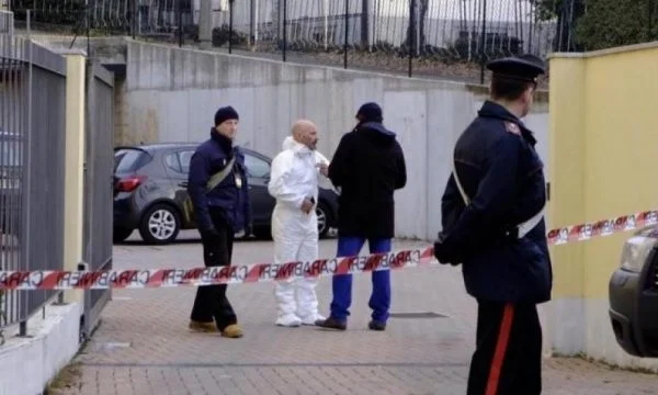Italienische Presselichter Details: Ein Mann Massaker ein albanisches Mädchen