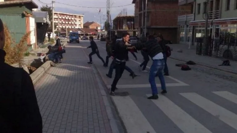Beaten per essere n'allom 19 persone a Pristina, 3 finiscono in ospedale