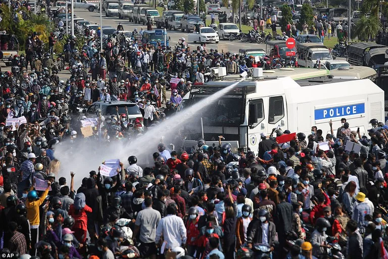 Myanmars Staatsstreich, Polizei nutzt Gewalt, um Demonstranten zu zerstreuen