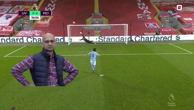 Gundogan with terrible error, instead of sending the ball to bed
