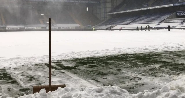 En Allemagne, la neige froide aujourd'hui ne joue pas Rasica avec des amis