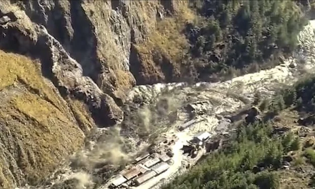 Tragédie en Inde : Au moins 150 personnes seraient mortes après l'incident de l'Himalaya.