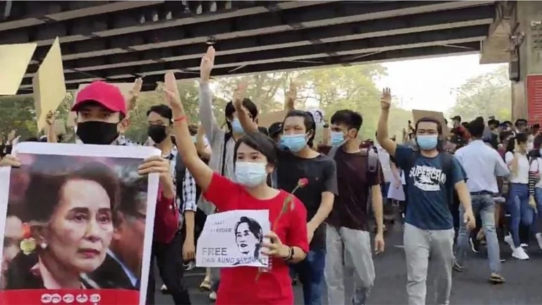 Tausende am zweiten Protesttag gegen Putsch in Myanmar