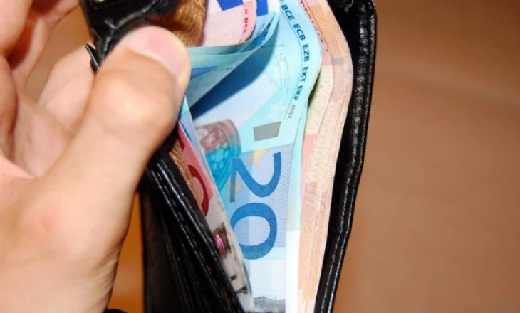17 Jahre alt findet seine Geldbörse voller Geld auf der Straße, ruft Polizei und händigt sie an den Besitzer