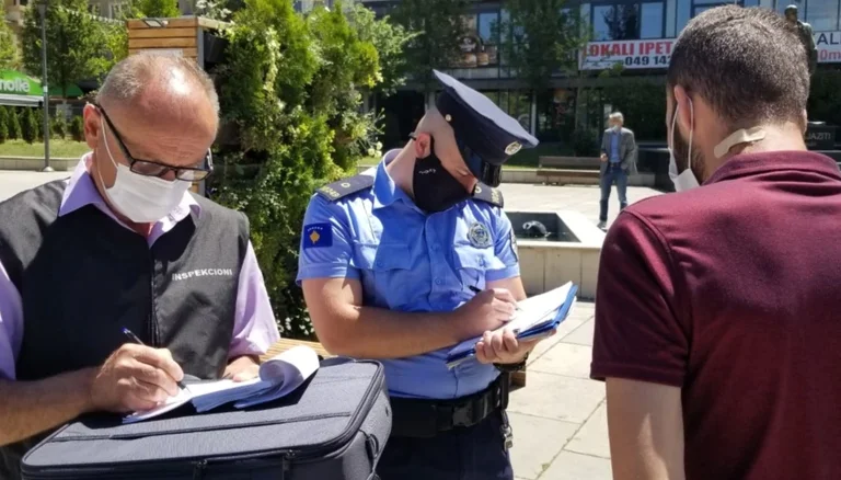 Seit einem halben Jahr hat die Polizei 128 Tausend und 364 Geldstrafen für Verstöße gegen Marken ausgesprochen - CO VID
