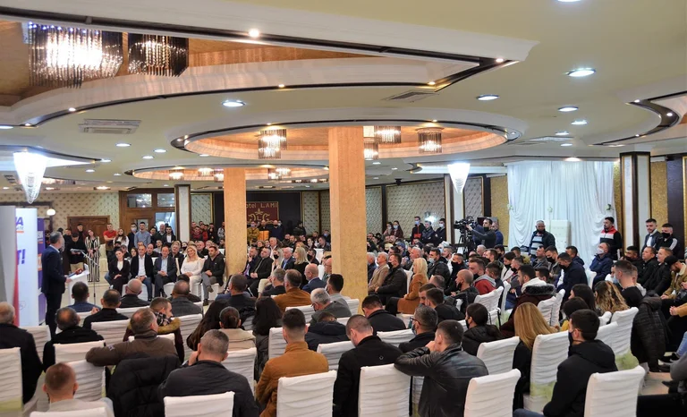 Limaj opens the campaign in Suhareka: Enver Hoxhaj finds freedom and party ready
