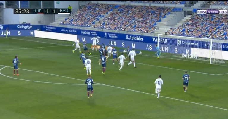 Wenn die Angreifer scheitern, markiert Real Madrid mit Verteidigern: Varan Held vs. Hisekas, das zweite Ziel