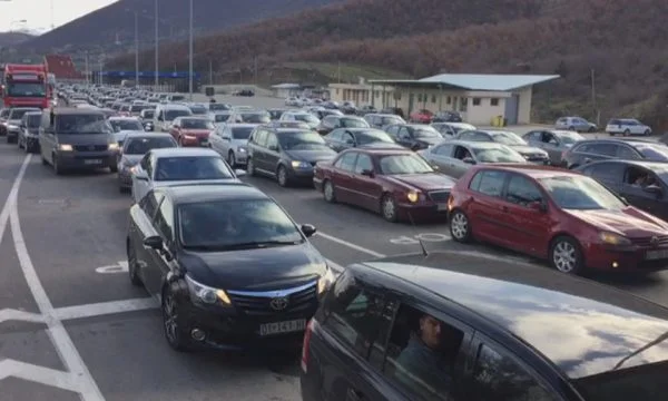 Kosovars beat Albania for weekend, create pillars at border