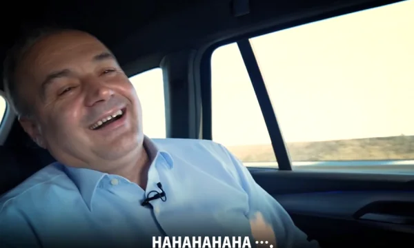 Hoxhaj se ríe peor cuando se le preguntó.