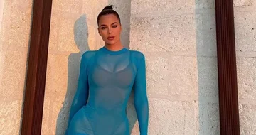 Khloe s'émerveille aux formes du corps comme elle aime coucher de soleil sur la plage