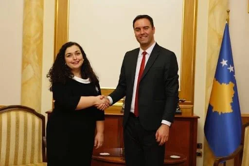 Le fotografie che mostrano Glauk Konjufca prima sono respinte.
