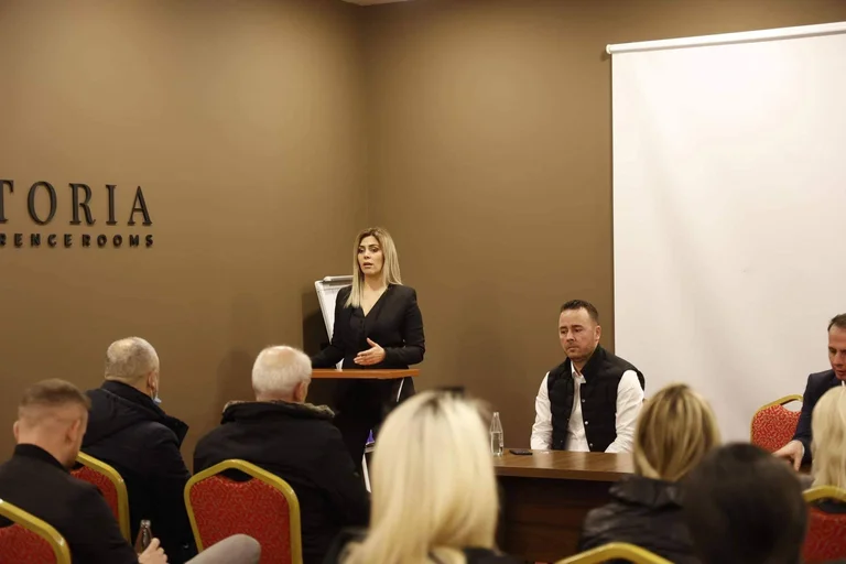 Deliu visita Gjilan, habla con los ciudadanos plan de recuperación