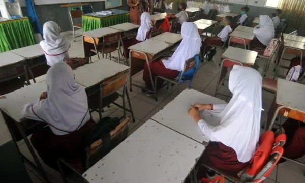 Lo stato musulmano del mondo solleva l'obbligo di abbigliamento religioso nelle scuole