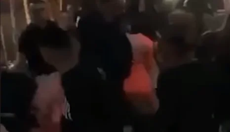 Tollov an einer Pristina-Bar, sie werden nass, indem sie einige Mädchen schlagen (VIDEO)