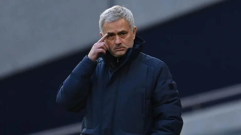Il a gagné près de 6 mille euros de la défaite de Tottenham, avec cet argent il achète la première page du journal et se moque de Mourinho