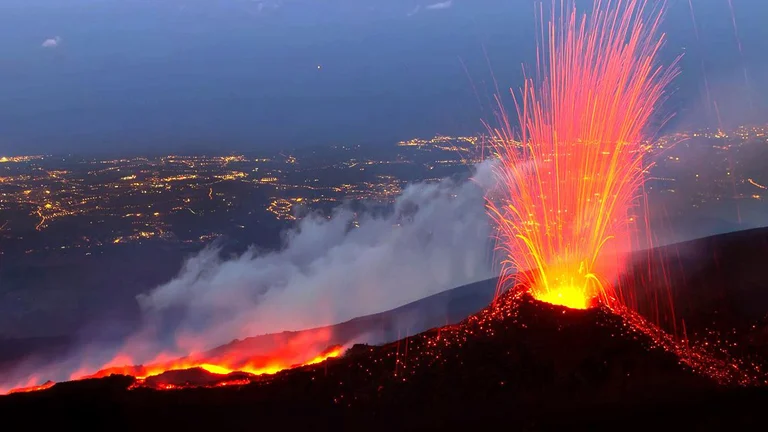 Il vulcano più attivo d'Europa risveglia, il mortaio scatena il panico nei residenti