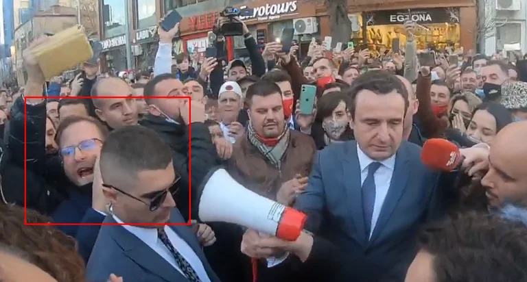 Se permite a Hakki Abazi hacer esto: Su llanto en la bóveda del cielo, pero no es transmitido por la multitud (Vídeo)
