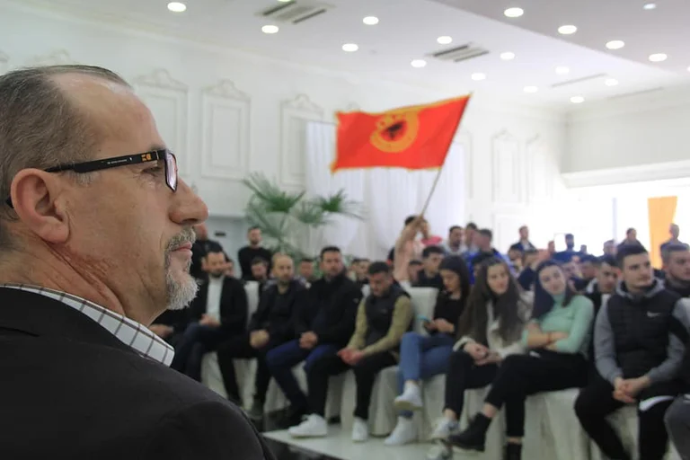 Haxhiu avec la jeunesse à Skenderaj: Qui est avec l'UCK, vote le PDK