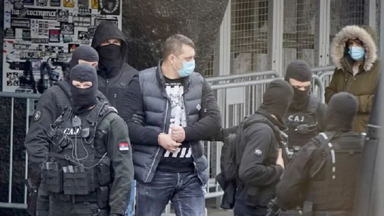 La police serbe raid stades de deux grands clubs de football, arrêter 17 fans