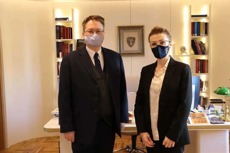 L'ambasciatore britannico si incontra con il presidente della corte che ha lasciato Kurti senza certificato, offre supporto