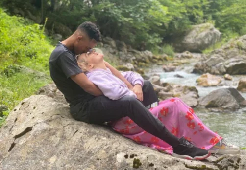 Adriana Matosh condivide momenti romantici con il suo ragazzo