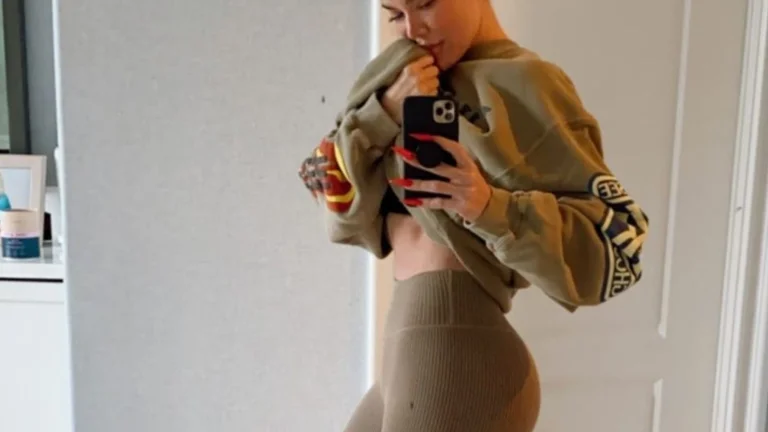 Khloe Kardashian mostra i risultati della palestra
