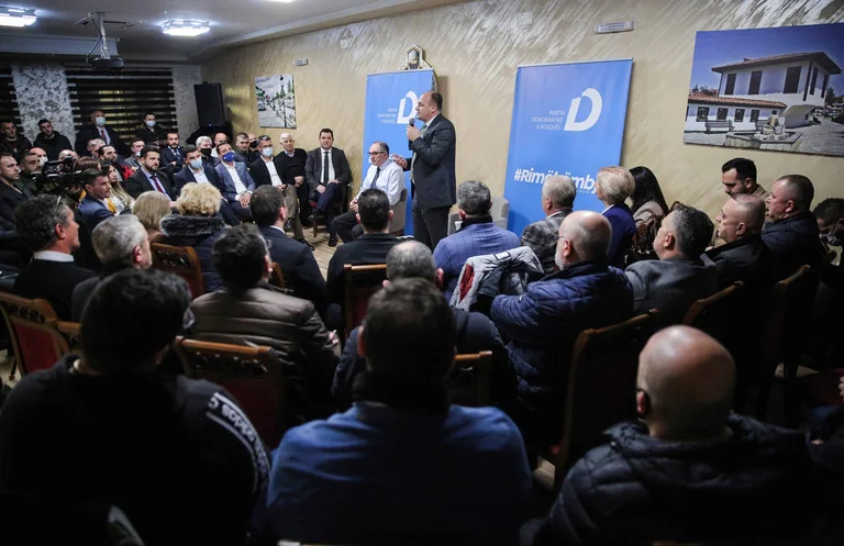 Enver Hoxhaj présente le plan de rétablissement Prizren