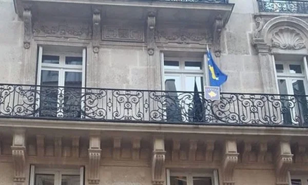 Kosovo Botschaft in Paris hat eine Ankündigung für die Bürger