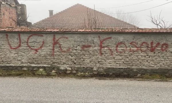 Serbian portal in Kosovo: inscriptions have been placed on the Serb majority village KLAHAH