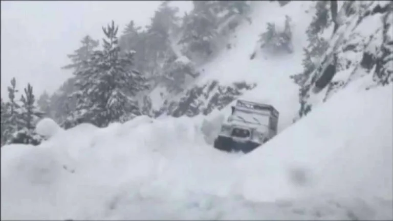 La nieve baja el vehículo en Shkodra, milagrosamente salva al conductor