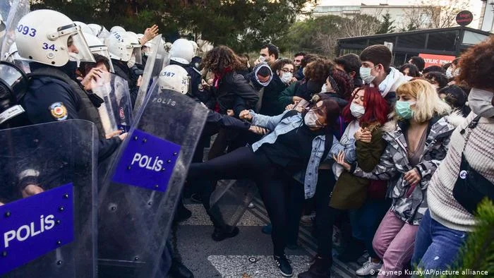 Riots continue in Turkey: Demonstrators clash with Erdogan police