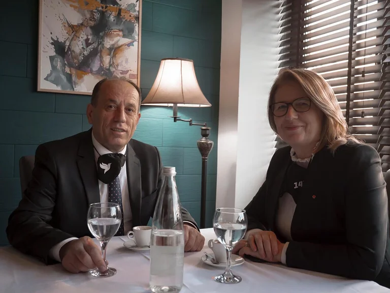 Ferat Shala en café con la mujer: Les debo todo en la vida