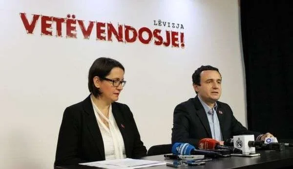 Aida Dirguti para Albin Kurti: Massie, estás corriendo como moscas en m. ¿Avanza?