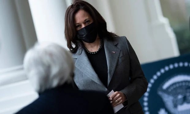 Vice President Harris wird von der rassistischen Werbeagentur kritisiert für Luxuskleid