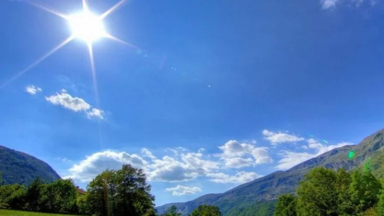 Edhe sot temperatura deri në 35 gradë, nga e mërkura reshje shiu dhe shkarkime rrufesh