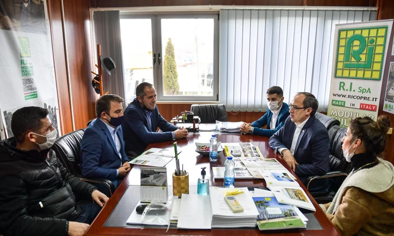 Hoti visita a Drenas, offre supporto alle imprese